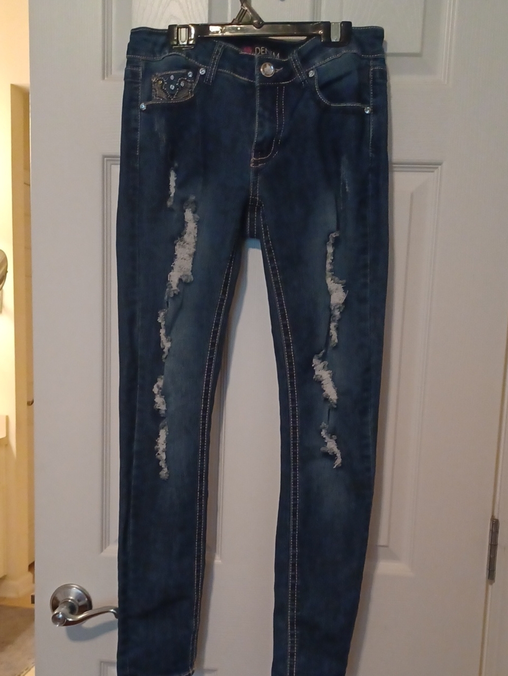 << Denim Dark Blue Distressed Women’s Jeans Size 29